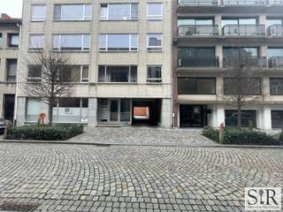 Afgesloten parkeerplaats nabij Veemarkt te huurDeze garagebox biedt niet alleen een veilige omgeving, maar ook een eigen autostaanplaats in het...