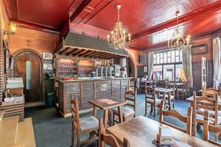 Pal op de Markt in Beringen vinden we dit historisch pand met zijn authentieke uitstraling en statig karakter. Reeds jaren wordt hier een Café - Restaurant uitgebaat en voorheen zelfs met hotelfaciliteiten. Wie al eens het centrum van Beringen gepasseerd is over het marktplein, gaat zeer zeker dit uniek horecapand in het oog zijn gesprongen. Met zijn historisch karakter en unieke ligging op deze toplocatie, is de eerste aanzet gegeven om op het terras te genieten van een hapje en een drankje. Bovendien heeft stad Beringen onlangs het marktplein volledig vernieuwd waardoor nu veel meer commerciële mogelijkheden toegepast kunnen worden! De ideale ligging om jouw terras in te richten en de bezoekers van het centrum te laten kennismaken met jouw culinaire verwennerij!<br /><br />Bij het betreden van deze horecazaak, zie je ook dat de authentieke architectuur bewaard is gebleven. Dit creëert een uitnodigende sfeer om ook binnen jouw gasten te laten genieten van een kop koffie of een frisse pint. Op het gelijkvloers zijn overigens twee zalen beschikbaar, één bij de toog die momenteel dienst doet als café en een tweede die bereikbaar is via een paar trapjes en via de authentiek bewaarde deur, die dienst kan doen (en vroeger ook deed) als eetruimte / restaurantgedeelte. Op het gelijkvloers bevinden zich nog twee keukenruimtes die een perfecte aansluiting vormen voor jouw horecagelegenheid uit te oefenen. Verder beschikt het gelijkvloers nog over een woonkamer, een overdekte binnenplaats en een garage.<br /><br />Via de trap betreden we de eerste verdieping, waar maar liefst zeven slaapkamers en twee badkamers gelegen zijn. Veel ruimte en eventueel mogelijkheden tot een B&B! Op de tweede verdieping vinden we één grote ruimte onder het Franse dak, waar het authentieke gebinte in combinatie met een hedendaagse aanpak, een pracht van een polyvalente ruimte kan worden gecreëerd! Voldoende ruimte, aan jouw ondernemingszin om deze historisch parel te laten schitteren in hartje Beringen, de derde grootste stad van Limburg!<br /><br />De locatie is zowaar de grootste troef van dit horecapand. Centraler gelegen kan je immers niet zijn. Café - Restaurant 't Hert heeft in Beringen deze troef in handen. Op minder dan een minuutje wandelen bevindt zich tevens een ruime, gratis parking voor alles gasten. De wekelijkse woensdagmarkten zorgen voor veel belevenis op het marktplein.<br /><br />Door de innoverende aanpak van stad Beringen, met onder meer het vernieuwde marktplein, het nieuwe stadhuis en alle rondom liggende nieuwe projecten, kan ook jouw onderneming mee genieten van de groei van dit bruisende stadscentrum!<br /><br />Bovendien bevindt zich op minder dan tien minuten de autosnelweg E313 richting Hasselt of Antwerpen en via het klaverblad te Lummen ook de E314 richting Genk of Brussel. Zoals je gemerkt hebt heeft de locatie van dit handelspand alle troeven in huis om jouw nieuwe horecagelegenheid even goed te laten groeien als de stad Beringen zelf! Met een persoonlijke aanpak adviseren we jou graag van de talloze mogelijkheden. Neem nu contact op met de verantwoordelijke makelaar om jou te begeleiden door dit uniek, historisch en karaktervol handelspand.<br /><br />Watertoets: P-score: A, G-score: A<br />Maatregelenregister : Er zijn geen maatregelen op dit perceel