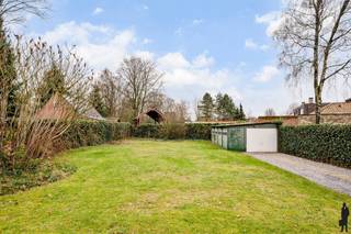 <strong>Charmante woning</strong> met 5<strong> slaapkamers </strong>in <strong>gegeerde buurt te Heikantvenstraat op zuidgericht perceel</strong><br />Deze vrijstaande woning is gelegen in de <strong>zeer gegeerde en </strong>een rustige en groene woonomgeving, vlak bij scholen, winkels en openbaar vervoer. <strong>Een topligging voor wie privacy, natuur en wooncomfort wil combineren.</strong><br /><br />Indeling<br /><strong><br />Gelijkvloers</strong><br />-Inkomhal met trap<br />-Lichtrijke leefruimte met parketvloer en open haard<br />-Aparte, ruime keuken/wasplaats met zicht op de tuin<br />-Ruime slaapkamer/kantoor <br />-Badkamer met ligbad, toilet en wastafel<br />-Kelder<br /><strong><br />Verdieping</strong><br />-Nachthal<br />-Apart toilet<br />-4 slaapkamers<br /><strong><br />Buitenruimte</strong><br />-Ruime, zonnige, zuidgerichte tuin met veel privacy<br />-Oprit naast de woning (voldoende parking)<br />-Garage achteraan het perceel<br /><strong><br />Troeven</strong><br />-Open bebouwing<br />-<strong>5 slaapkamers</strong><br />-Slaapkamer + badkamer beneden (levensloopbestendig wonen)<br />-Zolder te bereiken via luik<br />-Wateraansluiting op het eerste verdiep<br />-Gelegen in een zeer gegeerde buurt<br />-<strong>Rustige straat met groen karakter</strong><br />-Renovatie- en modernisatiepotentieel<br />-Nabij natuur, scholen, winkels en verbindingswegen<br /><strong><br />Ligging</strong><br /><strong>De woning is gelegen in een residentiële en kindvriendelijke buurt,</strong> met speeltuin in de directe omgeving en uitgebreide wandel- en fietsmogelijkheden. Een uitzonderlijke ligging in Essen.