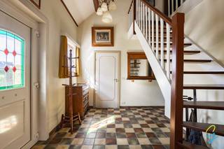 Bent u op zoek naar een karaktervolle woning met veel ruimte en potentieel? Dan is deze charmante vrijstaande woning zeker een bezoek waard!<br /><br />Bij het binnenkomen wordt u meteen verwelkomd door een indrukwekkende inkomhal die de woning een stijlvolle uitstraling geeft. Aansluitend bevindt zich een aparte bureauruimte, ideaal voor thuiswerk of een vrij beroep.<br /><br />De woning beschikt over een grote en lichtrijke leefruimte waar het aangenaam vertoeven is met het hele gezin. De aparte keuken biedt tal van renovatiemogelijkheden om ze volledig naar eigen smaak in te richten. Verder is er nog een praktische wasplaats en een inpandige garage aanwezig.<br /><br />Buiten is er een aangename buitenruimte met een praktische tuinberging, ideaal voor extra opslagruimte of tuinmateriaal.<br /><br />Op de verdieping bevinden zich drie volwaardige slaapkamers en een badkamer.<br /><br />Deze woning combineert charme, ruimte en potentieel in Wichelen. Ideaal voor wie op zoek is naar een woning met karakter die men verder naar eigen wens kan moderniseren.<br /><br />Graag een bezoek bel Els Deschuyffeleer 0472/61.58.67 of mail naar els@cornelis-goeman.be