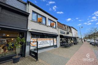 <p><strong>Handelszaak met woonst op topligging – een unieke combinatie van comfort en ondernemingsruimte</strong></p>
<p>Dit veelzijdige pand biedt een interessante combinatie van handelsruimte en een ruime woonst, ideaal voor zelfstandigen die werk en privé willen samenbrengen op één locatie.</p>
<p>Het pand werd bovendien grondig gerenoveerd in 2003, waarbij verschillende belangrijke werken werden uitgevoerd. Zo werd de elektriciteit conform gemaakt, het dak volledig vernieuwd, aluminium ramen geplaatst en werd het pand uitgerust met 12 zonnepanelen en een warmtepomp. Deze investeringen zorgen voor extra comfort, energie-efficiëntie en een toekomstgerichte basis.</p>
<p>Op het gelijkvloers bevindt zich de handelsruimte met ingang langs de straatzijde, wat zorgt voor een duidelijke en professionele toegang voor klanten. Bij het binnenkomen betreedt u de voormalige winkelruimte waar zich eerder de toog van een slagerij bevond — een praktische en functionele werkruimte met tal van mogelijkheden voor commerciële invulling. Optioneel gebruik van een parking of garage behoort tot de mogelijkheden.</p>
<p>Aansluitend bevinden zich op het gelijkvloers nog bijkomende werkruimtes, wat extra flexibiliteit biedt voor uiteenlopende activiteiten. Achteraan vindt u een klein keukentje, een opbergruimte, een apart toilet en een koelruimte, waardoor het pand bijzonder geschikt is voor handels- of ambachtelijke doeleinden.</p>
<p>Daarnaast beschikt het pand over een achteringang, wat een belangrijke meerwaarde vormt voor leveringen, personeel of privétoegang tot het woongedeelte. Deze aparte toegang verhoogt de functionaliteit en flexibiliteit van het geheel aanzienlijk.</p>
<p>Op de tussenverdieping vindt u een slaapkamer, een badkamer uitgerust met een douche, ligbad, een wastafel in een fraai meubel alsook een achtergelegen praktische bergruimte.</p>
<p>De eerste verdieping vormt het leefgedeelte van de woning, met een ruime living die naadloos overgaat in de lichtrijke keuken en eetruimte. Deze verdieping creëert een aangename, open leefomgeving waar comfort centraal staat.</p>
<p>Op de tweede verdieping bevinden zich nog twee volwaardige slaapkamers.</p>
<p>Dankzij de aparte indeling tussen handel en woonst en de aanwezigheid van zowel een voor- als achteringang, biedt dit pand tal van mogelijkheden voor diverse beroepsactiviteiten. De ligging langs een goed bereikbare verbindingsweg zorgt bovendien voor vlotte bereikbaarheid en commerciële zichtbaarheid.</p>
<p>Een interessante opportuniteit voor wie op zoek is naar ruimte, flexibiliteit en een toekomstgerichte investering met tal van mogelijkheden.</p>
<p><strong>Uw eigendom verkopen?</strong> Ontdek wat uw woning waard is met een gratis en vrijblijvende schatting door <strong>CENTURY 21 Echo Vastgoed</strong>.<br />Contacteer ons via +32 (0) 14 48 12 21</p>