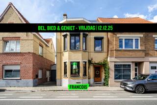 Ontdek wat deze gerenoveerde herenwoning in Kortrijk (Bissegem) met 5 kamers allemaal te bieden heeft!De hoge inkomhal met prachtige deuren neemt je...