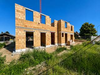 Halfopen moderne pastorijwoning nabij het centrum van Geel. <br /><br />Ontdek deze prachtige halfopen nieuwbouwwoning die landelijke architectuur combineert met een moderne, eigentijdse uitstraling. De woning wordt gebouwd op een perceel van ca. 4a 78ca in een centraal gelegen straat met makkelijke verbinding naar het centrum alsook de Ring van Geel. Het uitzicht strekt zich ver uit over de achterliggende velden. <br /><br />Troeven van deze woningen:<br />- Energiezuinige &amp; kwalitatieve bouw met een zeer laag E-peil<br />- ± 210 m² bewoonbare oppervlakte<br />- 3 ruime slaapkamers + uitbreidbare zolder<br />- Afwerking op maat volgens het lastenboek<br />- Achteraan bergruimte en fietsenstalling<br />- Mogelijkheid om te kopen onder verlaagd btw-tarief van 6% !<br /><br />Prijsinformatie:<br />De geadverteerde prijs is exclusief btw en kosten. <br />De geadverteerde prijs inclusief 21% btw, registratierechten op het grondaandeel en aansluitingskosten maar exclusief notariskosten bedraagt 621.800 euro.<br /><br />Bent u op zoek naar een kwalitatieve, energiezuinige gezinswoning met een ver uitzicht? Maak snel uw afspraak via 014 58 02 08 of info@immovl.be.<br /><br />*De beelden in de zoeker zijn louter illustratief en niet bindend