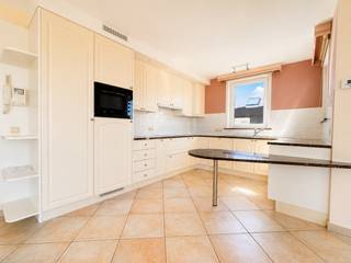 Altijd gedroomd van een appartement met zicht op zee? <br /><br />Dit verzorgd appartement biedt een ongeëvenaard open zicht over de zee én de vernieuwde boulevard van Heist – elke dag opnieuw genieten. Het appartement omvat twee slaapkamers en een prachtig zonneterras. Huurprijs: EUR 1.100 + EUR 70 vaste syndickosten. <br /><br />Gelegen in een goed onderhouden residentie (bouwjaar 2002), combineert dit appartement comfort met een uitstekende ligging. Het strand, de Zeedijk, warenhuizen en openbaar vervoer, het ligt allemaal binnen wandelafstand. <br /><br />Indeling van het appartement: Inkom met ingemaakte vestiairekasten, een zonovergoten woonkamer met knappe zichten, een open en volledig ingerichte keuken, achteraan twee volwaardige slaapkamers en een ingerichte badkamer met ligbad. <br /><br />Het terras is zongericht en groot genoeg voor het plaatsen van een tafel. Beneden op het gelijkvloers nog een handige fietsenberging en privatieve bergruimte. <br /><br />📞 Bezoeken mogelijk na afspraak via 050 89 27 70