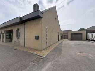 Ce bâtiment commercial fonctionnel à louer est situé à un emplacement stratégique de Lokeren, à seulement 5 minutes de la Gentse Steenweg (N70).Le complexe d'affaires multifonctionnel comprend des entrepôts et un bâtiment commercial et est parfait pour ceux qui ont besoin d'une combinaison de stockage, de logistique et d'une façade commerciale.Surface :Entrepôts (total) : 1 582 m²Spécifications de l'entrepôt 1 :- Superficie : 280 m²- Boutique + salle d'exposition : 122 m²- Bureau : 93 m²- Cuisine : 12 m²- Mezzanine Spécifications de l'entrepôt 2 : - Superficie : 565 m²- Mezzanine- Porte sectionnelleSpécifications de l'entrepôt 3 :- Superficie : 737 m² - Mezzanine- Porte sectionnelleTechnique : - Chauffage de soufflantes à air chaud au mazout (réservoir de masalt souterrain de 3000 l) - Compartimentage coupe-feu- Raccord de compression- Fosse septique- Pas de puits d'eau de pluieDisponibilité : Disponible immédiatement.Exigences :À acheter dans son intégralité. La sous-location est négociable. Ces entrepôts à louer à Lokeren vous intéressent ? Demandez plus d'informations ou réservez votre visite au 09 245 35 35 ou à business.gent@dewaele.com.