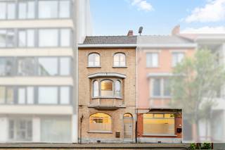 <p>Op zoek naar een ruime woning met tal van mogelijkheden op een centrale locatie? Aan de Guido Gezellelaan 125 in Deinze ontdekt u deze veelzijdige stadswoning met maar liefst 170 m² bewoonbare oppervlakte, drie ruime slaapkamers en een aangename buitenruimte.</p><p>De woning werd de voorbije jaren ingericht als kantoor, maar biedt dankzij haar praktische indeling en lichtrijke ruimtes heel wat mogelijkheden om er een gezellige gezinswoning van te maken.</p><p>Op het gelijkvloers bevinden zich verschillende lichtrijke ruimtes die perfect kunnen worden ingericht als een sfeervolle leefruimte met eetplaats en keuken. Achteraan geniet u van een tuin en terras, ideaal om in alle rust te ontspannen. In de foto's kunt u alvast een aantal impressies vinden.</p><p>De eerste verdieping omvat twee ruime slaapkamers, waarvan één met toegang tot een balkon. Op de tweede verdieping bevinden zich een derde volwaardige slaapkamer en de badkamer. Een kelder biedt bijkomende bergruimte.</p><p>Met een EPC-label C, een centrale ligging en tal van inrichtingsmogelijkheden is dit een interessante opportuniteit voor wie op zoek is naar een ruime stadswoning die volledig naar eigen smaak kan worden ingericht.</p><p>Ontdek zelf het potentieel van deze woning! Contacteer Dimitri van Altro voor meer informatie of een bezoek ter plaatse.</p>