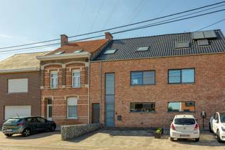Te koop: Prachtige woning in Viersel!Deze gesloten bebouwing is gelegen op een uiterst rustige locatie en combineert comfort, stijl en bereikbaarheid.Kenmerken:Praktische woning met veel mogelijkhedenOpen keuken volledig uitgerust met kwalitatieve toestellen, praktische berging en bureauruimteOp de eerste verdieping zijn er 2 afgewerkte slaapkamers waarvan 1 met dressing, 1 badkamer met stijlvolle afwerkingOp de tweede verdieping is er de mogelijkheid om 3 extra slaapkamers verder af te werkenDiepe tuin met afgewerkt tuinterras en fijne zomerbar (nog verder af te werken)Mogelijkheid om vlakbij een garage te hurenOppervlakte: 501 m²Bewoonbare oppervlakte: 230 m²Locatie: Watersportlaan 10, 2240 VierselEen droomplek om te wonen!BIJZONDERHEDEN: Elektriciteit conform - Perceelscore B & Gebouwscore A - Oppervlaktematen zijn indicatief volgens epc.Mis deze kans niet!Contacteer ons vandaag nog en ontvang als eerste informatie over deze prachtige woning.