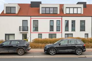 <strong>Recent 2 slaapkamer appartement met ruim terras en autostaanplaats in het centrum van Merksplas. </strong><br /><br />Indeling: <br />We betreden het appartement via de inkomhal, er is een aparte toiletruimte met handenwasser. Berging/wasplaats met plaats voor wasmachine en droogkast. Woonkamer met veel lichtinval die ook toegang geeft tot het ruime terras. <br />Open keuken voorzien van de volgende toestellen nl. inductiekookplaat, afzuigkap, koelkast, vaatwasmachine en combi-oven. <br />De badkamer beschikt over inloopdouche en badkamermeubel met dubbele lavabo. Verder zijn er nog twee slaapkamers.<br /><br />Bijzonderheden:<br />- EPC: A-label<br />- Lift aanwezig<br />- Beschikbaarheid: 1/01/2026<br />- Autostaanplaats<br />- Gemeenschappelijke fietsenberging