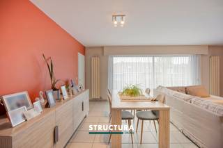 Ontdek dit ruim en lichtrijk appartement met een bewoonbare oppervlakte van ca. 102m², gelegen in een verzorgde residentie. Dankzij de grote raampartijen geniet u hier van een aangename natuurlijke lichtinval en een open woongevoel. Het appartement wordt momenteel verhuurd aan €1.053,27/maand, wat deze eigendom eveneens interessant maakt als investering. Bovendien beschikt het appartement over een gunstige EPC-score B en verkeert het in zeer verzorgde staat.Indeling2de verdieping: inkomhal, ruime woonkamer van ca. 36m² met toegang tot het terras, keuken, twee volwaardige slaapkamers, apart gastentoilet, badkamer uitgerust met zowel een bad, douche als toilet, en een berging.Dit appartement is vergund en getekend als een 3-slaapkamer appartement. In praktijk werd 1 kamer vergroot door de muur tussen 2 kamers weg te nemen. De 2 deuren staan er nog wel. Het volstaat dus de muur eenvoudigweg opnieuw te voorzien, om te spreken van een volwaardig 3-slaapkamer appartement, zoals in haar oorspronkelijke staat.Kelderverdieping: garagebox, bij aan te kopen aan €25.000Karakteristieken- Bewoonbare oppervlakte van ca. 102m²- Ruime woonkamer van ca. 36m² met toegang tot het terras- Energiezuinig, EPC-score B- Momenteel verhuurd aan €1.053,27/maand- Bestuursmaatregelen in het maatregelenregister: neeBent u op zoek naar een ruim appartement met veel lichtinval, een praktische indeling en een interessante huuropbrengst? Dan is deze eigendom zeker een bezoek waard. Contacteer ons vandaag nog voor meer informatie of een bezoek ter plaatse via 02 460 80 46 of info@structura.be