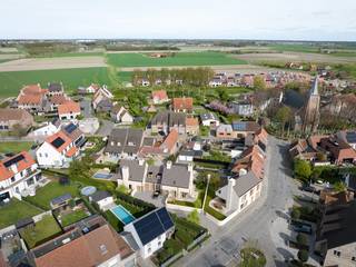 Energiezuinige gezinswoning in het pittoreske dorp Ramskapelle, een oase van rust vlakbij de zee.<br />Hier vindt u de perfecte balans tussen een serene dorpsrust waar thuiskomen van belang is en het bruisende kustleven.<br /><br />Indeling van de woning (Lot 1):<br /><br />Gelijkvloers:<br />* Inkomhal met vestiaire en toilet<br />* Living met open haard<br />* Eetruimte uitgevend op het terras<br />* Open ingerichte keuken<br />* Grote garage met bergruimte, fietsenstalling en wasplaats<br />* Zongerichte tuin met terras en tuinberging<br /><br />Eerste verdieping:<br />* Nachthal<br />* Toilet<br />* Berging<br />* Drie slaapkamers, waarvan één uitgevend op het terras<br />* Douchekamer met inloopdouche en dubbele lavabo<br />* Masterbedroom met aansluitende badkamer met ligbad, toilet en dubbele lavabo<br /><br />Tweede verdieping:<br />* Zolderruimte toegankelijk via zoldertrap