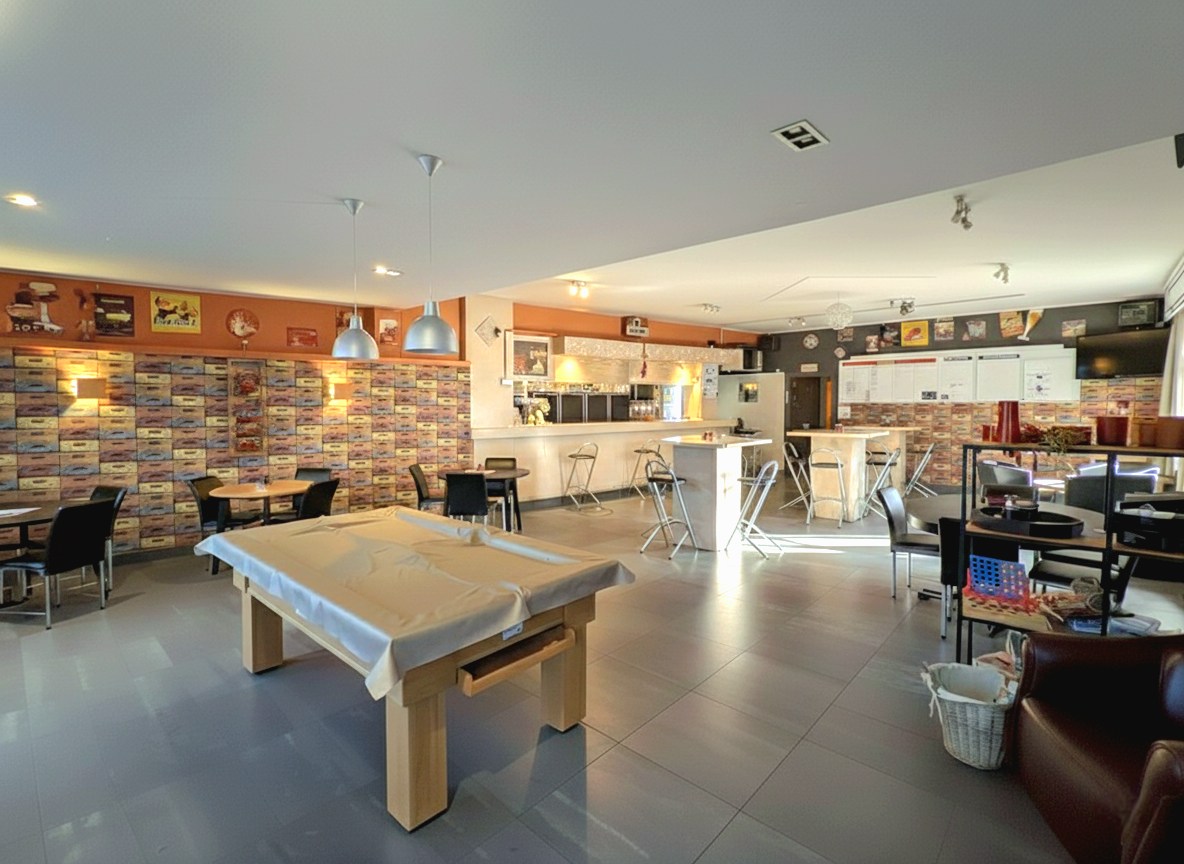 GEZELLIG CAFE MET RUIME WOONST TE HUUR OP TOPLOCATIE IN PITTEM - foto 4