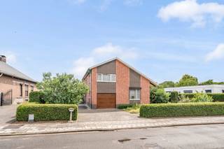 De woning is gelegen in een doodlopende straat in de groene, kindvriendelijke wijk: Boxbergheide. Alle voorzieningen zijn aanwezig in deze wijk; scholen, winkels, ontspanning,... Via de Hasseltweg is de woning vlot bereikbaar. <br />Het betreft hier een te renoveren woning met 3 slaapkamers + bureauruimte + zolderkamer. De woning werd door de huidige eigenaars gebouwd en door de jaren heen goed onderhouden. Op de gelijkvloerse verdieping is er een inkomhal, een aparte bureauruimte en een grote leefruimte met openkeuken. Aansluitend aan de keuken is er een bijkeuken met toegang tot de inpandige garage met automatische poort. De woning is volledig onderkelderd. Aan de leefruimte is er een gezellige veranda. <br />Op de eerste verdieping zijn er 3 slaapkamers, een badkamer, een zolderkamer en een opbergzolder. Verder is in de aangelegde tuin nog een werkplaats voorzien. <br /><br />Troeven:<br />+ zeer rustig gelegen (doodlopende straat)<br />+ ruime gezinswoning (207m² volgens EPC)<br />+ airco<br />+ mooi aangelegde tuin<br />+ aparte werkplaats<br />+ volledig onderkelderd<br /><br />Interesse? 011/873307 of info@puur-groep.be