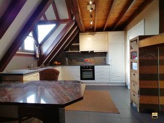 <p><span>Charmant instapklaar dakappartement in het centrum van Borgloon met <br />2 slaapkamers en terras.</span><span><br /><br />Dit gebouw is gelegen in de Historische stadskern van Borgloon. Hierdoor zijn alle<br />voorzieningen op wandelafstand. Denk maar aan winkels, horeca, scholen, etc.<br />Daarnaast zijn de verbindingen vanuit Borgloon uitstekend.<br /><br />In een kleinschalige residentie van 3 eenheden kom je via de gemeenschappelijke inkomhal <br />met de trap in het dakappartement.<br /><br />De inkomhal met gastentoilet en vestiaire brengt ons in de leefruimte met open keuken. <br />In de keuken is er een koelkast aanwezig, een oven een een keramische kookplaat met dampkap.<br />Naast de keuken is er een handige wasberging. De trap in de leefruimte brengt ons op de mezannine, <br />waar je een gezellig salon of eetkamer kan creëren.<br /><br />In de badkamer is er een enkele lavabo aanwezig met meubel, een douche en een klein (zit)bad.<br />Achteraan zijn er 2 slaapkamers van 10 m² en 10,55 m². <br />1 slaapkamer is voorzien van een handige inbouwkast.<br /><br />Aan de achterzijde heeft dit appartement ook een gezellig overdekt terras.<br />Er is geen lift aanwezig in het gebouw!<br /></span><span><br />Algemene informatie:</span><span><br />Huurprijs: 750 euro/maand<br />Algemene onkosten: NVT<br />Vrij vanaf: 15/06/2026 (mogelijk vroeger in overleg met huidige huurder)<br />EPC-waarde: 230 kWh/m²<br />Huisdieren: niet toegelaten</span></p>