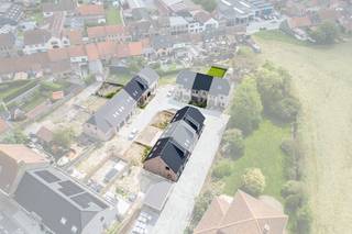 <strong>Bezoekmoment op zaterdag 22 augustus van 9.30 tot 12.00 uur.</strong><br /><br />Deze volledig afgewerkte woning in Pervijze combineert ruimte, comfort en een rustige ligging.<br /><br />Op het gelijkvloers vindt u een ruime en <strong>lichtrijke leefruimte met open, volledig ingerichte keuken</strong> en aansluitende berging. Daarnaast beschikt de woning over een garage met wasplaats en rechtstreekse toegang tot de tuin.<br /><br />Op de eerste verdieping bevinden zich <strong>4 slaapkamers</strong>, een afzonderlijk toilet en een <strong>badkamer met ligbad en inloopdouche</strong>. De zolder biedt bovendien extra bergruimte.<br />De zuidgerichte tuin is volledig aangelegd en voorzien van een terras en omheining, waardoor u meteen kunt genieten van een aangename buitenruimte.<br />Ook op het vlak van comfort scoort de woning sterk, met onder meer <strong>vloerverwarming en een gunstig energiepeil.</strong><br />De woning is rustig gelegen in Pervijze, met een <strong>vlotte verbinding naar Diksmuide en de kust.</strong><br /><br /><strong>Interesse in deze woning? Kom ze vrijblijvend bezichtigen op zaterdag 22 augustus tussen 9.30 en 12.00 uur.</strong><br />