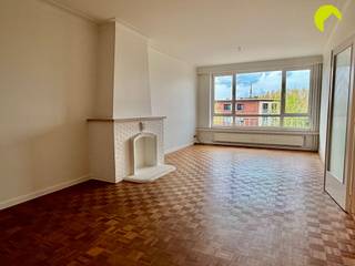 <p><span>Entre les quartiers résidentiels recherchés d'Oosterveld et de Pulhof, à la frontière de Wilrijk et de Berchem, se trouve cet agréable appartement avec garage box spacieux dans un immeuble très bien entretenu.</span></p><p><span>Les commerces, les écoles, les hôpitaux, les parcs et tous les moyens de transport public (bus, tram, train) sont directement accessibles. Il y a également de bonnes connexions avec Anvers – Bruxelles via l'E19 - Ring.</span></p><p><span> </span></p><p><span>Disposition :</span></p><p><span>L'appartement se trouve au 2ème étage, par l'ascenseur ou l'escalier. Le hall d'entrée central avec armoires encastrées donne accès à toutes les pièces.</span></p><p><span>L'appartement est situé à l'avant du bâtiment, ce qui garantit une mer de lumière.</span></p><p><span>Par une double porte, nous entrons dans l'agréable salle de séjour sur parquet. À côté se trouve la cuisine équipée d'un four combiné, d'un réfrigérateur, d'une plaque de cuisson en céramique et d'une hotte aspirante.</span></p><p><span>Un balcon se trouve à côté.</span></p><p><span>La salle de bains est située au centre et est équipée d'une baignoire, d'un lavabo et d'un branchement pour une machine à laver et un sèche-linge. Les toilettes sont séparées.</span></p><p><span>Il y a également une chambre à coucher spacieuse sur sol stratifié.</span></p><p><span> </span></p><p><span>Avantages :</span></p><ul><li><span>appartement prêt à être emménagé</span></li><li><span>récemment rénové (2020)</span></li><li><span>garage disponible</span></li><li><span>Conforme aux normes AREI</span></li><li><span>Coût l'année dernière : 170 euros/mois y compris eau et chauffage</span></li></ul><p><span> </span></p><p><span>Informations utiles :</span></p><ul><li><span>EPC : 296 kWh/m2 an</span></li><li><span>Score P A et score G A</span></li><li><span>Plan d'urbanisme demandé</span></li></ul><p><span> </span></p><p><span>Pour plus d'informations ou une visite sur place, contactez-nous à <span>hallo@habicom.be</span></span><span> ou appelez-nous au 03 449 42 41</span></p><p><span>Vous souhaitez connaître la valeur de votre bien ? N'hésitez pas à contacter notre expert habicom de votre région.</span></p><p><span> </span></p><p><span> </span></p><p><span> </span></p>