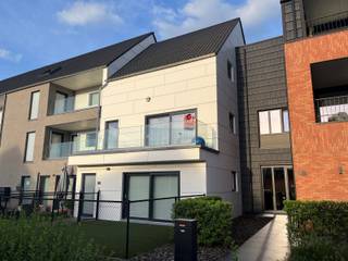 <div><strong>Modern en recent appartement binnen residentie 't Dorp gelegen midden in de dorpskern van Vorst-Laakdal</strong><br /><br /><span>Het appartement is als volgt ingedeeld:<br /></span> <br />+ Inkomhal met toegang tot het terras en leefruimte<br />+ Ruime leefruimte met veel lichtinval en aangrenzende L-vormige open keuken<br />+ Nachthal<br />+ Apart toilet<br />+ Badkamer bestaande uit ligbad met douchemogelijkheid en lavabomeubel met dubbele lavabo<br />+ Slaapkamer1<br />+ Slaapkamer 2<br />+ Ruime berging/wasplaats met aansluiting WM/DK en uitgietbak<br />+ Aangenaam en ruim zonneterras!!<br /><br />De ondergrondse autostaanplaats (nr 15) en kelderberging (nr 7) zijn verplicht bij aan te kopen aan 16.000 € excl. aankoopkosten.<br /><br /><span>Elektrische installatie conform het AREI!!!</span><br /><br />G-score en P-score: B.<br /><br />Lift is aanwezig in het gebouw. <br /><br />EPC: 108,14 kWh/m² UC: 13053-G-2014/00007/EP15431/A001/D01/SD009. <br /><br />Verwarming op aardgas.<br />Balansventilatie systeemtype D aanwezig.<br /><br />Residentie 't Dorp geniet van een uitstekende ligging in het centrum van Vorst-Laakdal. Winkels, scholen, horecazaken, sportfaciliteiten en openbaar vervoer bevinden zich op wandelafstand van het appartement.<br /><br />Daarnaast zorgt de nabijheid van de E313 voor een vlotte verbinding richting Geel, Tessenderlo-Ham, Herentals, Hasselt en Antwerpen, wat deze locatie bijzonder interessant maakt voor pendelaars.</div>
