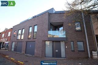 Deze woning is gebouwd in 2017 en het betreft een energiezuinige, kwalitatief afgewerkte & lichtrijke bél-etagewoning met 3 niveau's, 3 terrassen,...