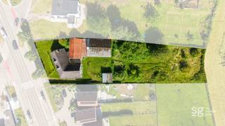 Centraal gelegen in Zwalm, nabij alle belangrijke invalswegen vinden we deze ruime woning met prachtig perceel terug!
Uitgestrekte tuin en landelijk uitzicht op een centrale toplocatie. Dankzij de ruime indeling biedt deze woning heel wat comfort voor gezinnen die op zoek zijn naar een ruime woning met veel binnen- en buitenruimte. EPC D zorgt voor geen renovatieverplichting.
Voor meer informatie? Contacteer ons!!