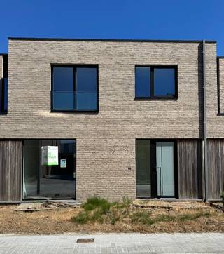 Deze nieuwbouwwoning bestaat uit: inkomhal - toilet - living - keuken - berging/wasplaats - nachthal - 3 slaapkamers - badkamer - technische ruimte...