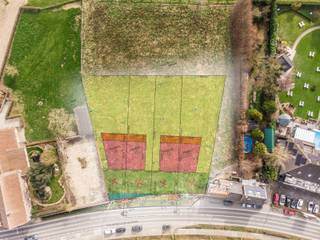 La parcelle est située en zone d’habitat à caractère rural, avec une zone agricole à l’arrière, ce qui vous garantit depuis le jardin une vue dégagée sur les champs environnants. Le jardin orienté plein sud assure en outre un ensoleillement optimal et une belle luminosité tout au long de la journée.
Selon les prescriptions urbanistiques en vigueur, il est possible de construire jusqu’à 15 mètres de profondeur au rez-de-chaussée et jusqu’à 12 mètres de profondeur à l’étage, ce qui offre de belles possibilités pour la réalisation d’une maison familiale spacieuse et confortable.
L’implantation de l’habitation est prévue à environ 14 mètres de la voirie.
Ce terrain à bâtir est situé le long de la Ninoofsesteenweg à Halle, dans un emplacement particulièrement pratique entre le centre de Halle et Pepingen. Le centre de Halle se trouve à seulement 2,4 km, tandis que le centre de Pepingen est à 3,3 km. Les commodités quotidiennes sont à proximité : un supermarché à 2,4 km, une école à 1,8 km et un arrêt de bus à seulement 17 mètres de la parcelle. La gare de Halle se situe à 4 km.
Les prescriptions urbanistiques et tous les documents pertinents sont disponibles à l’agence.
Une opportunité idéale pour ceux qui souhaitent vivre dans un environnement rural avec une vue dégagée, tout en restant à proximité des commodités et des axes de communication.
