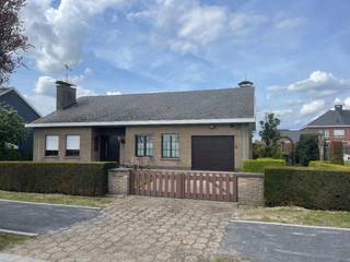 Deze bungalow is gelegen op een boogscheut van het centrum van Ertvelde. In de nabije omgeving zijn er talrijke faciliteiten (winkels,...