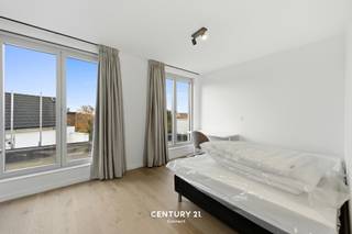 <span><strong>**Opbrengsteigendom met 18 kamer in THE HIVE**</strong></span><br /><br /><span>Welkom in Residentie The Hive, gelegen aan de </span><strong>Diestsesteenweg</strong><span>, een belangrijke verbindingsas tussen verschillende Leuvense wijken. We bevinden ons in het hart van Kessel-Lo, op wandelafstand van talrijke voorzieningen en de achterzijde van het station van Leuven, op een steenworp van het stadscentrum.</span><br /><br /><span>The Hive omvat </span><strong>18 kamers</strong><span>, elk uitgerust met </span><strong>eigen sanitair</strong><span>, waarvan enkele met een privatief terras. Deze residentie omarmt het studentenleven en biedt alle mogelijkheden om aangenaam samen te wonen. Zo beschikt het gebouw over een </span><strong>inpandige fietsenstalling</strong><span>, een vuilnisberging, een</span><strong><span> </span>gemeenschappelijke tuin</strong><span> van 60 m², een </span><strong>ontspanningsruimte</strong><span> met dakterras en twee </span><strong>gemeenschappelijke keukens</strong><span>. Naast de doordachte indeling zorgen de kwalitatieve materiaalkeuze en de hoogwaardige afwerking voor een duidelijke meerwaarde en een hedendaagse uitstraling.</span><br /><br /><span>Het gebouw genereert een netto jaarrendement van €137.800, wat neerkomt op een rendement van </span><strong>3,60%</strong><span>. Dit maakt het tot een zorgeloze investering met onmiddellijk rendement.</span><br /><span><br /><strong><span>Meer informatie of een bezichtiging ter plaatse? Aarzel niet en contacteer Jacky via jacky@connect-immo.be of 0495 53 46 49</span><br /><br /></strong>EPB Startverklaring!</span>