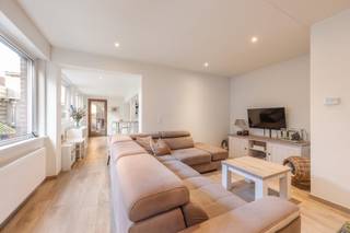 <strong>Wonen én ondernemen op één toplocatie? Dit is een buitenkans!</strong><br />BIEDEN VANAF 299.000 EURO!<br /><br />📅 <strong>BEZOEKDAG – ZATERDAG 17 OKTOBER 2026</strong><br />Van 14 u - 16 u<br /><em>*Inschrijven kan via onze website www.vastgoedcanniere.be</em><br /><br />Op zoek naar een instapklare woning met ruimte, karakter én een unieke mogelijkheid om wonen en werken te combineren? Dan verdient deze bijzonder veelzijdige eigendom in de Kleine Driesstraat 14 te Desselgem absoluut uw aandacht!<br /><br /><strong>📍 AANGENAAM WONEN IN DESSELGEM</strong><br />De woning is gelegen in Desselgem, in het zuidoosten van West-Vlaanderen, centraal tussen Waregem, Kortrijk, Roeselare en Tielt. Desselgem beschikt over een vlotte verbinding via onder meer de N357 en N382 en ligt op ongeveer 7 km van Waregem, 13 km van Kortrijk en 20 km van Roeselare.<br />Ook voor het dagelijkse leven is de omgeving bijzonder praktisch: winkels, horeca, scholen, openbaar vervoer en andere voorzieningen bevinden zich in de omgeving. In de buurt zijn onder meer bushaltes met verbindingen richting Waregem, Roeselare en Tielt.<br />Kortom: een centrale en praktische uitvalsbasis voor zowel gezinnen als zelfstandigen.<br /><br />Deze charmante rijwoning werd volledig gerenoveerd in 2015 en biedt vandaag een bijzonder compleet wooncomfort. De grote troef? Een afzonderlijke praktijkruimte met eigen ingang, momenteel ingericht als nagel- en haarstudio ideaal voor wie een zelfstandige activiteit aan huis wil uitbouwen, een praktijkruimte zoekt of wonen en werken comfortabel wil combineren. Deze ruimte kan ook als bureelruimte gebruikt worden alsook eventueel voor een vierde slaapkamer.<br /><br />✨ <strong>EEN WONING MET HEEL VEEL MOGELIJKHEDEN</strong><br />De woning verwelkomt u met een aangename leefomgeving en een praktische indeling.<br />Op het gelijkvloers vinden we onder meer een gezellige woonkamer en een bijzonder ruime, lichtrijke en volledig geïnstalleerde keuken. De keuken beschikt over een praktisch eiland en een gezellige ontbijthoek: een heerlijke plek om samen de dag te starten.<br /><br /><u>Verder beschikt de woning over:</u>
<ul>
<li>3 slaapkamers</li>
<li>Dressing</li>
<li>Badkamer met ligbad/douche en lavabomeubel</li>
<li>Apart toilet</li>
<li>Nachthal met prachtige, op maat gemaakte kastenwand</li>
<li>Droge kelder en zolder</li>
<li>Technische ruimte/berging</li>
<li>Inpandige garage, gerealiseerd in 2022, met elektrische poort</li>
<li>Binnenkoer met terras</li>
<li>Conforme elektriciteit!</li>
</ul>
Alles werd doordacht ingericht met aandacht voor comfort, praktische bergruimte en een aangename woonbeleving.<br /><br />De absolute blikvanger van deze eigendom is de polyvalente ruimte genaamd 't Hangaarke uit 2020.<br /><br /><u>De ruimte omvat:</u>
<ul>
<li>Een woonkamer met gezellige gashaard</li>
<li>Open, volledig geïnstalleerde keuken</li>
<li>Toilet met lavabomeubel</li>
<li>Technische ruimte/berging</li>
</ul>
Een fantastische meerwaarde voor zelfstandigen of ondernemers die graag thuis willen werken zonder hun privéleven en beroepsleven volledig door elkaar te laten lopen.<br /><br /><br />Interesse om deze veelzijdige eigendom zelf te ontdekken?<br />👉 Schrijf u vooraf in voor de bezoekdag via <strong>www.vastgoedcanniere.be</strong><br /><br />Meer informatie? Contacteer <strong>Dominique +32 476 77 31 31 of info@vastgoedcanniere.be</strong><br />