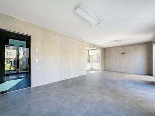 Deze woning te huur in Antwerpen-Zuid ligt op een steenworp van alle hotspots en het bruisende Zuid. Het is gelegen in een rustige gezellige...
