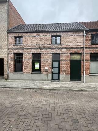 Te Hamme, bieden wij U een gezinswoning te huur aan centraal gelegen in de buurt van de winkel.De woning bestaat uit een inkom, ruime leefruimte,...