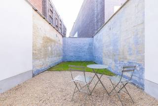 Ligging:Deze woning is uitstekend gelegen in de Sint-Lievenspoortstraat in Gent, vlak bij het Zuid en het historische stadscentrum. Dankzij de...