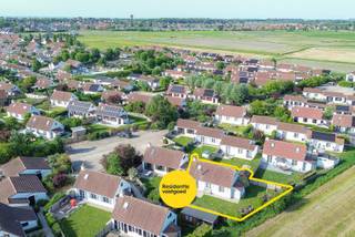 Op zoek naar een charmante tweede verblijfplaats of een rustige uitvalsbasis aan de kust? Dit gezellige vissershuisje, gelegen in Zeepolder 3, geniet van een prachtige ligging met open zicht over de omliggende polders. Dankzij de rustige omgeving en de inbegrepen staanplaats vormt dit een ideale plek om volledig tot rust te komen.<br /><br />De woning werd gebouwd in 1993 en beschikt over een bewoonbare oppervlakte van 80 m² volgens EPC. Op het gelijkvloers vindt u een inkomhal, een apart toilet, een badkamer met ligbad, een lichtrijke woonkamer met zowel een hout- als pelletkachel en een praktische keuken. Daarnaast bevindt zich op het gelijkvloers een eerste slaapkamer met ingemaakte kast. Op de verdieping zijn er nog twee volwaardige slaapkamers en een nachthal met extra bergruimte.<br /><br />Buiten geniet u van een aangename, volledig omheinde tuin met terras, gazon, haag en tuinhuis. Een afzonderlijke buitenberging biedt extra opslagruimte en beschikt over een aansluiting voor een wasmachine. Als eigenaar geniet u bovendien van de gemeenschappelijke faciliteiten van het domein, waaronder tennisvelden, pingpongtafels, een speeltuin en een zwembad. Daarnaast wordt het afval centraal ingezameld via containers op het domein, waardoor het gebruik van gemeentelijke afvalzakken niet nodig is.<br /><br />De woning werd voorzien van nieuwe PVC-ramen met hoogrendementsglas en beschikt over een conforme elektrische installatie. Het EPC bedraagt momenteel 505 kWh/m² jaar (label F), waarbij proefcertificaten beschikbaar zijn die een gunstigere energiescore kunnen ondersteunen.<br /><br />Extra troeven zijn het lage kadastraal inkomen, de conforme elektriciteit, de rustige ligging en het unieke polderzicht. Een ideale opportuniteit voor wie op zoek is naar een betaalbare vakantiewoning aan de kust met veel charme en potentieel.