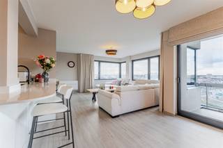 Recent vernieuwd, gemeubeld appartement op de 8ste verdieping aan de jachthaven van Blankenberge. Hoek-woonkamer met prachtig panoramisch zicht op...