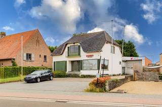 Woning met magazijn of mogelijke projectgrond op 500 meter van het dorpscentrum van Vorst. Zeer ruime te renoveren woning met 3 slaapkamers en...