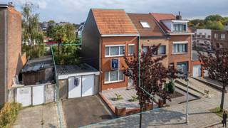 Deze woning is gelegen op twee samengevoegde percelen en biedt met een bewoonbare oppervlakte van ca. 142 m² (excl. kelder en garage) en een...