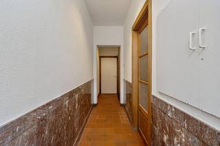 <p>Op een uitstekende ligging in de Dekenstraat, in het centrum van Leuven, bevindt zich deze klassieke stadswoning met drie slaapkamers, kelder en een aangename zuidwestgerichte tuin, op een perceel van 158 m².<br />Hier woont u midden in de stad, met alle voorzieningen binnen handbereik. Supermarkt, winkels, campussen, Groep T, horeca en het cultuurcentrum STUK bevinden zich op wandelafstand. Ook het openbaar vervoer is vlot bereikbaar, met een bushalte op minder dan 250 meter en het station van Leuven op slechts 1 km.<br />Via de inkomhal bereikt u een eerste kamer aan de straatzijde, momenteel ingericht als slaapkamer. Verderop bevinden zich een praktische (fietsen)berging en de trap naar de verdiepingen. De leefruimte bestaat uit twee opeenvolgende ruimtes, van elkaar gescheiden door een dubbele vouwdeur. Hierdoor kunt u beide ruimtes afzonderlijk gebruiken of net creëren tot één ruime leefruimte.<br />Achteraan bevinden zich een badkamer, een apart toilet en een veranda met aansluitend terras. Van hieruit heeft u toegang tot de gezellige stadstuin. Dankzij de zuidwestelijke oriëntatie is het hier heerlijk genieten van de namiddag- en avondzon – een mooie troef in het centrum van Leuven.<br />Op de eerste verdieping bevinden zich de keuken, een douchekamer en een ruime slaapkamer aan de voorzijde. De zolderverdieping werd ingericht als derde en grootste slaapkamer van circa 28 m² en biedt heel wat ruimte en mogelijkheden.<br />De kelder van 14 m² zorgt voor bijkomende praktische bergruimte.<br /><br />Een interessante stadswoning voor wie centraal wil wonen en tegelijk wil genieten van een eigen tuin en drie volwaardige slaapkamers.<br />Voor meer informatie of een bezoek kunt u mij steeds bereiken via ludovic@immojanstas.be of 0496 52 21 23.<br /><br />Bijkomende documenten (EPC, bodemattest, stedenbouwkundige inlichtingen, asbestattest, elektriciteitskeuring ....) kunt u hieronder downloaden ↓</p>