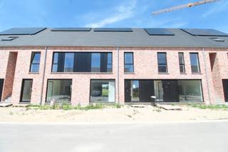 Energiezuinige <strong>nieuwbouwwoning</strong> te huur gelegen langs de Simonne Brugghestraat te Roeselare.<br />Deze woning beschikt over alle nodige <strong>hedendaagse comfort</strong> en is bovendien bijzonder lichtrijk!<br />Het is dichtbij winkels, scholen en op enkele minuten van de autostrade en invalswegen.<br />De woning is uiterst <strong>energiezuinnig met zonnepanelen.</strong><br />Aansluiting op het <strong>warmtenet. </strong><br /><br />Gelijkvloers bestaande uit inkom, <strong>gastentoilet</strong>, berging, leefruimte met open keuken met terras en tuin. <br />Op het verdiep vinden we drie ruime slaapkamers, badkamer met bad en douche en een <strong>apart toilet. </strong><br />Bij de woning is er een <strong>privé parkeerplaats.</strong><br />Er is ook een <strong>zolder</strong> aanwezig. <br /><br />Huurprijs €1025,00 per maand.<br />De woning is beschikbaar vanaf <strong>augustus.</strong><br /><br />Graag meer info of een bezoek?<br />Mail naar baptist@fluo.immo of via mijnhuurprofiel