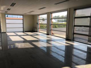 Zeer goed gelegen magazijn (ca. 600m²) met kantoorruimte 420m² glv en 420m² op +1 met zicht op de A12 in Willebroek.Het kantoor is verdeeld over 2...