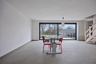 Energiezuinige nieuwbouwwoning met 3 slaapkamers in groene omgeving Welkom in deze moderne, energiezuinige nieuwbouwwoning, gelegen in de rustige...