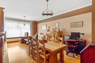 <p>Welkom in hartje Antwerpen! Dit appartement bevindt zich op een locatie die werkelijk alles te bieden heeft. Zo geniet je hier van een uitstekende verbinding, zowel binnen de stad als daarbuiten, dankzij de nabijheid van het Centraal station, tram en bus. Daarnaast kan je voor ontspanning gezellige adresjes, winkels en groene parken opzoeken, waaronder Park Spoor Noord.</p>
<p>Maar ook achter de voordeur schuilt er heel veel potentieel! Met een gunstig EPC-label B, een aangename lichtinval en authentieke charme beschikt dit appartement over alle basis ingrediënten om een gezellige thuis te creëren.</p>
<p>Je wordt verwelkomd in de inkomhal met een praktische vestiairekast en gastentoilet. De prachtige, authentieke blokparketvloer loopt naadloos door tot in de gezellige leefruimte die geniet van een overvloed aan daglicht, versterkt met een heerlijk ruimtelijk gevoel dankzij de riante raampartijen. De keuken werd functioneel ingericht met onder andere gasvuur, dubbele spoelbak, aansluitingen voor een wasmachine, … Daarnaast stap je vanuit deze ruimte zo het knus terrasje op, dé ideale plek voor een heerlijk kopje koffie in de buitenlucht. Verder beschik je hier over 2 ruime slaapkamers (15 m² & 9 m²) met ingemaakte kasten en uiteraard een badkamer. Deze werd ingericht met een comfortabel ligbad met douchekop en een lavabo.</p>
<p>Een sterke basis, karaktervolle details én een centrale ligging: geef jij dit appartement de persoonlijke touch die het verdient?</p>
<p><strong>Maandelijkse kosten:</strong> provisie van € 275,00 (inclusief verwarming, onderhoud en schoonmaak, lift, huisvuilverwerking, water en elektriciteit gemene delen, verzekeringen, syndicus, …). Men werkt met een kwartaalopvraging + een jaarlijkse afrekening.</p>
<p><strong>Technische gegevens: Kelderberging en fietsenstalling aanwezig, </strong>centrale verwarming op gas via een condenserende ketel (collectief), voornamelijk HR-beglazing in PVC, geïsoleerd dak. <strong>Alle ramen zijn voorzien van vliegenramen en rolhorren, Weber veiligheidsdeur. Rolluik aanwezig bij het terras. </strong></p>
<p><strong>Stedenbouwkundige inlichtingen en bodemattest aanwezig. Niet-asbestveilig. Bevindt zich niet in een risicozone voor overstromingen (P- en G-score B). Renovatieverplichting niet van toepassing.</strong></p>