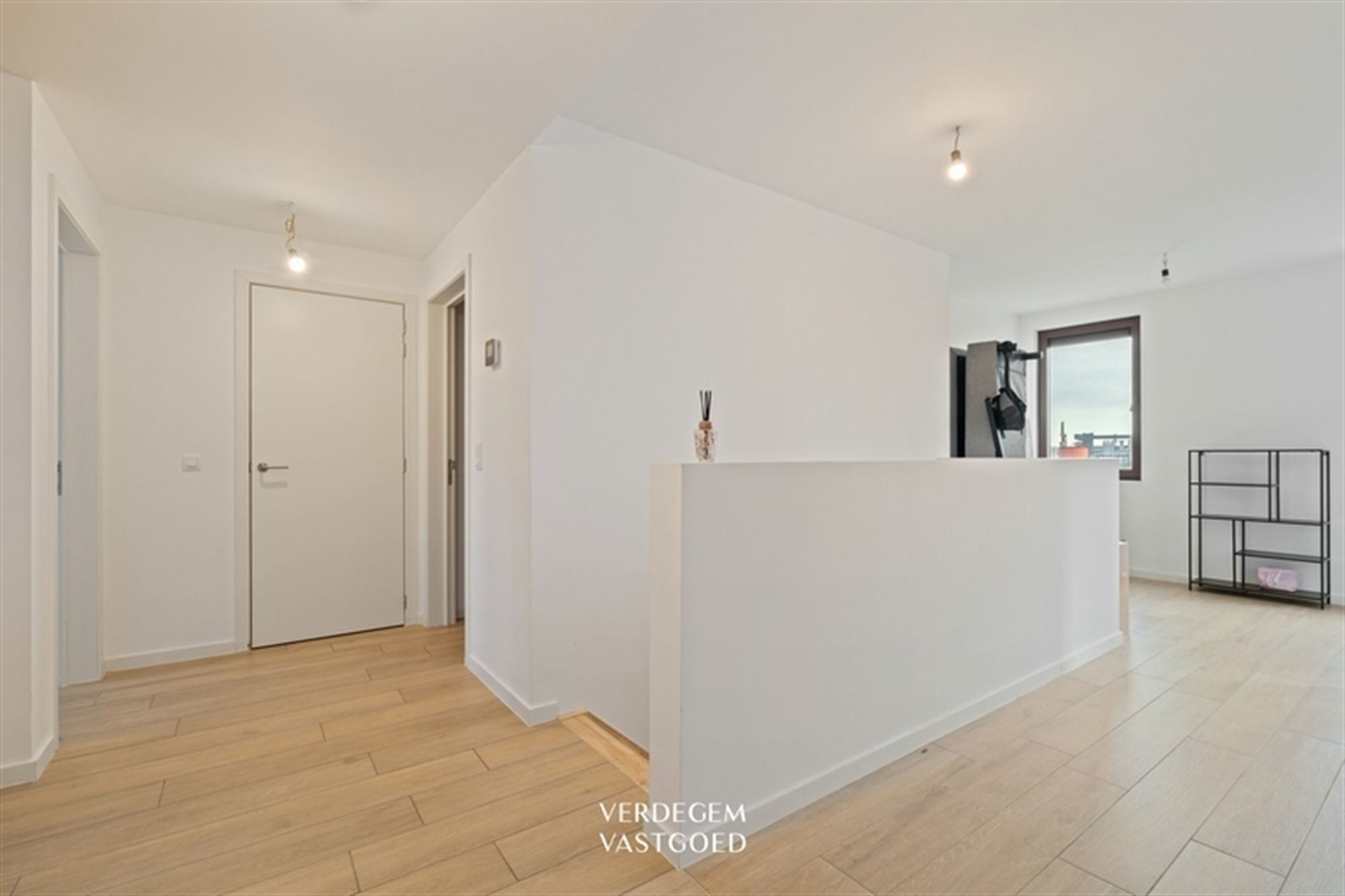 Verrassend ruime woning met 3 slaapkamers, autostaanplaats en zwemvijver - foto 4