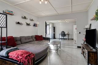 Gelegen op een mooi perceel van 672m², biedt dit pand veel ruimte, zowel binnen als buiten. De woning is door de jaren heen goed onderhouden en...