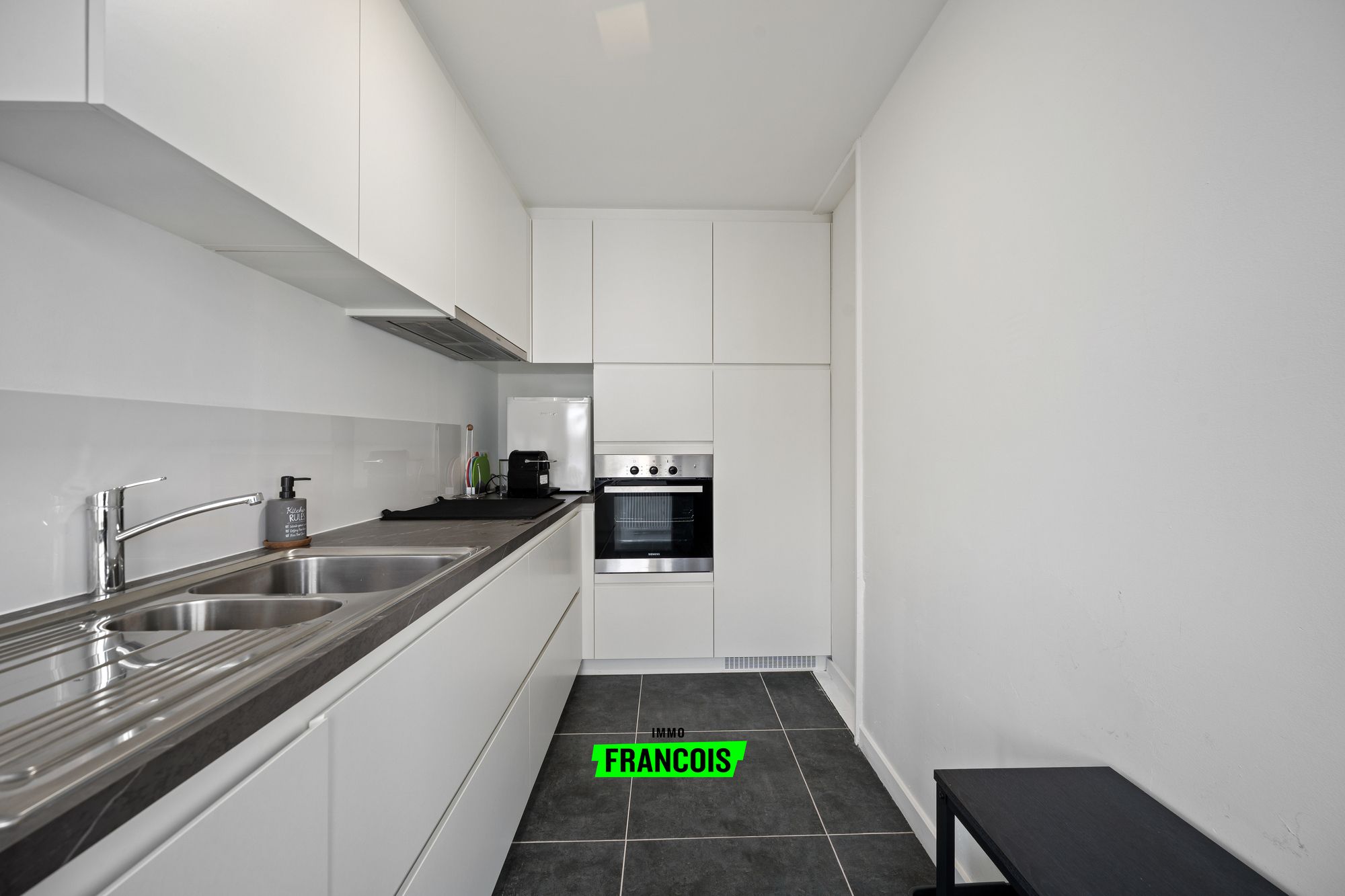 Instapklaar opbrengsteigendom met 3 gerenoveerde appartementen en 3 grote garages in Blankenberge - foto 3