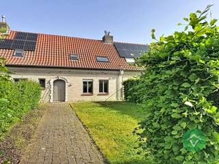 Deze rustig gelegen woning bestaat uit: voortuin - inkomhal - toilet - living - keuken - berging - terras - tuin - zeer grote garage - nachthal...