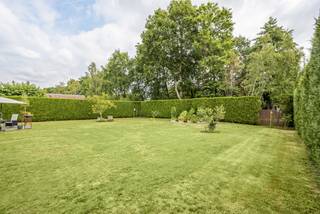 Deze charmante villa is uitstekend gelegen op één van de mooiste locaties te Oud-Turnhout. Als u houdt van rust en een aangename en kindvriendelijke omgeving, dan bent u hier op het juiste adres. De villa (bouwjaar 2010) op een perceel van 1.289 m² werd onder architectuur gebouwd en afgewerkt met kwalitatieve materialen. Ze omvat een inkomhal, een woonkamer met zithoek, een apart bureau, een woonkeuken met eetplaats, een wasplaats, een dubbele inpandige garage, 3/4 slaapkamers, 2 badkamers, een mooie tuin en ruim overdekt terras. Bovendien is het eigendom afgesloten met een toegangspoort aan de voorkant en bedrading rondom.<br /><br />U betreedt de inkomhal van deze villa dewelke via dubbel openslaande deuren toegang biedt tot de woonkamer op parket met gezellige zithoek voorzien van gashaard. Vanuit de zithoek bereikt u een kantoorruimte aan de voorzijde. Via een passerelle komt u in de woonkeuken voorzien van eethoek en aanpalende berging. De keuken beschikt over een groot eiland en is voorzien van alle comfort. Vanuit de keuken en de passerelle kunt u dmv schuiframen naar het overdekt terras. Hier is het heerlijk vertoeven en van hieruit hebt u een mooi zicht over de tuin. Verder op het gelijkvloers treft u nog een ruime wasplaats/berging, een gastentoilet en een ruime inpandige garage met automatische poorten. <br /><br />De houten trap brengt u naar de eerste verdieping op parket. Hier treft u de ruime mastersuite met een dressingroom, een ruime slaapkamer en een badkamer voorzien van 2 lavabo's, grote inloopdouche en ligbad. Verder op deze verdieping vindt u nog twee extra slaapkamers, een tweede badkamer met douche en lavabo en een apart toilet. <br /><br />Via een vlizotrap bereikt u de zolderverdieping. Deze fungeert als bergzolder en is volledig geïsoleerd.<br /><br />Vanuit de garage hebt u een tweede trap naar de eerste verdieping. Hier treft u een 4de slaapkamer of hobbyruimte/kantoor/... eveneens op parket.<br /><br />Bijzonderheden:<br />- Zeer rustige en kindvriendelijke locatie (in doodlopende straat dus geen doorgaand verkeer)<br />- Afgewerkt met smaakvolle materialen<br />- Kruipkelder onder de gehele woning<br />- Gunstige EPC score - B label - 152 kWh/m²<br />- High Tech Campus en ASML makkelijk bereikbaar (binnen 30 min) <br />- Multimedia installatie voorbereid in woonkamer (kabels voor speakers zijn weggewerkt in de muur)<br />- Bekabelde netwerkaansluiting in verschillende ruimtes <br />- Verlichting en elektra in de tuin aanwezig