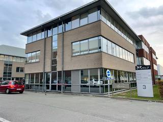 Kwalitatief kantoorgebouw met een totale oppervlakte van 1.980 m², verdeeld over het gelijkvloers en de tweede verdieping. Het pand maakt deel uit...
