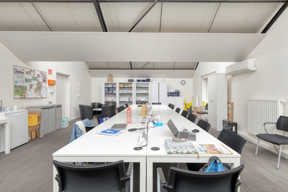 Office of approximately 85m² with services in Intraxie in Rumbeke - photo 4