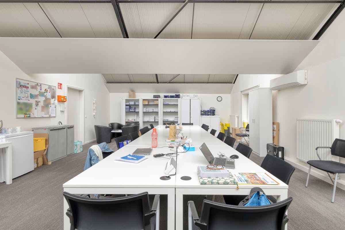 Kantoor van ca. 85m² met diensten in Intraxie te Rumbeke - foto 4
