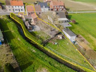 Rust, ruimte en een weids uitzicht, Heestertstraat 67 in Outrijve heeft het allemaal, en dat op een groot perceel van 736 m².<br /><br />Via de inkomhal betreedt u de lichtrijke woonkamer met een gezellige zit- en eethoek. Aansluitend vindt u de semi-open keuken, uitgerust met alle nodige toestellen, en een tweede leefruimte met een prachtig zicht op de tuin. Op het gelijkvloers bevinden zich daarnaast een badkamer, een aparte wasruimte en een inpandige garage.<br /><br />Op de eerste verdieping zijn er twee ruime slaapkamers met een authentieke houten vloer. Via een vaste trap bereikt u de royale zolder, die tal van mogelijkheden biedt. Richt deze ruimte in als extra slaapkamer(s), hobbyruimte of thuiskantoor, volledig volgens uw eigen wensen. Bovendien kan de zolder eenvoudig geïsoleerd worden, waardoor de woning relatief vlot een EPC-label D kan behalen.<br /><br />Ook buiten is het volop genieten. De diepe, groene tuin met terras biedt een panoramisch uitzicht over de omliggende velden. Daarnaast beschikt de woning over verschillende berg- en opslagruimtes én een gezellige buiten bar.<br /><br />Deze karaktervolle woning vormt de perfecte basis voor wie op zoek is naar ruimte, rust en de kans om een eigen thuis te creëren. Met een beperkte energetische ingreep en een opfrissing naar eigen smaak maakt u van deze woning een echte parel.<br /><br /><br />Waarom net dit aanbod overwegen?<br /><br />✔ 3 ruime slaapkamers<br />✔ extra kamer(s) mogelijk<br />✔ rustige ligging<br />✔ zeer aangename tuin<br />✔ 2 garages & bergruimtes<br />✔ zonnepanelen<br />✔ zolder zelf in te richten<br /><br />Interesse, bel 0499 89 30 45<br />Attesten & documenten: www.nestr.be