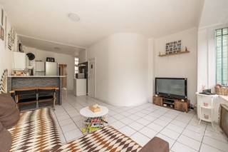 <h3><span>Lichtrijk 2-slaapkamerappartement met ruim terras</span></h3><p><span>Welkom in dit verzorgd en lichtrijk appartement op de </span><span>1e verdieping</span><span>, gunstig gelegen in Mortsel. </span></p><p><span>De praktische indeling, grote raampartijen en aangename buitenruimte maken dit een interessante eigendom voor zowel eigen bewoning als investering. De leefruimte geniet dankzij de grote raampartijen van veel natuurlijke lichtinval en een aangenaam zicht op het groen. Aansluitend bevindt zich de open keuken met eetgedeelte, uitgerust met onder meer een gaskookplaat, oven en voldoende kastruimte. Ook de wasmachine is praktisch geïntegreerd in de keuken. Verder beschikt het appartement over </span><span>2 slaapkamers</span><span>. De hoofdslaapkamer geeft via een brede schuifdeur rechtstreeks toegang tot het </span><span>ruime houten terras van ca. 16 m²</span><span>. De houten afsluiting zorgt voor de nodige privacy en maakt van het terras een aangename plek om buiten te zitten.</span></p><p><span>De </span><span>2e slaapkamer is compacter</span><span> en leent zich als eenpersoonskamer, bureau, dressing of logeerkamer. De badkamer is volledig betegeld en voorzien van een bad met douchefunctie en wastafel. Daarnaast is er nog een </span><span>2e, kleiner terras</span><span> aanwezig.</span></p><p><span>Het appartement bevindt zich in verzorgde staat en is momenteel bewoonbaar. Op energetisch vlak zijn er verbeteringen nodig. Het appartement beschikt over </span><span>EPC-label F</span><span> en valt hierdoor onder de renovatieverplichting.</span></p><p><span>Dankzij de centrale ligging in Mortsel bevinden winkels, openbaar vervoer en andere voorzieningen zich in de nabije omgeving.</span></p><p><span>Kortom, een verzorgd en lichtrijk appartement met </span><span>2 slaapkamers en een ruim terras</span><span>, interessant voor wie op zoek is naar een praktische woonst met een aangename buitenruimte.</span></p><p><span>EPC-label F</span><span>, renovatieverplichting van toepassing.<br />Certificaatnummer: </span><span>20260910-0003950276-RES-1</span></p><p><span>Troeven:</span><span><br />· 2 slaapkamers<br />· Ruim terras + kleiner terras<br />· Veel natuurlijke lichtinval<br />· Aangenaam zicht op groen<br />· Open leefruimte met keuken<br />· Verzorgde staat<br />· Centrale ligging in Mortsel</span></p><p><span>Contact:</span><span><br />Vrijblijvend advies met gratis schatting van uw woning? Neem gerust contact met ons op.</span></p><p><span>Robin Van den Bergh<br /><span>robin@home4you.be</span></span><span><br />+32 468 23 19 79<br />7/7 bereikbaar</span></p>