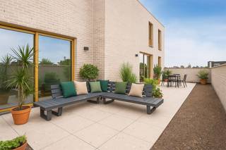 <p><span>Deze gloednieuwe duplex met drie slaapkamers combineert enorm veel ruimte en licht met een zeer hoogwaardige afwerking. Vanop je uitgestrekte terras (33 m²) heb je een prachtig panoramisch uitzicht op de stad.</span></p><p><span> </span></p><p><span>Dit splinternieuwe duplexappartement heeft een bewoonbare oppervlakte van liefst 142 m². De inkomhal zet meteen de toon: ruim en stijlvol. De blikvanger in de inkomhal is de zwarte trap met donkere houten accenten die naar de bovenste verdieping leidt. </span></p><p><span> </span></p><p><span>Maar we blijven eerst nog even op de derde verdieping van het gebouw. In de woonkamer valt het licht royaal binnen op de gezellige parketvloer. Moderne accenten, zoals de zwarte spots, maken het helemaal af. De keuken en de eetkamer vormen aan de andere kant van de duplex één ruimte. De open keuken is uitgerust met toestellen van Whirlpool (een garantie op topkwaliteit), een inductieplaat en een stijlvol werkblad. </span></p><p><span> </span></p><p><span>Zowel de keuken/eetkamer als de woonkamer hebben een groot schuifraam dat uitgeeft op het terras. Dat heeft niet alleen een panoramisch uitzicht op Antwerpen, het is ook uitzonderlijk groot. Als je hier een tafel met vier of zelfs zes stoelen zet, dan heb je nog plaats over voor loungezetels, een barbecue, een paar planten en zelfs een klein moestuintje. </span></p><p><span> </span></p><p><span>Bovenste verdieping</span></p><p><span> </span></p><p><span>Als je naar boven gaat, zie je door de grote raampartij naast de trap zelfs de kathedraal in de verte. Via de nachthal op de bovenverdieping kom je in de drie slaapkamers. Die hebben allemaal een parketvloer. ALU-ramen met ingebouwde verluchting. </span></p><p><span> </span></p><p><span>De badkamer is luxueus afgewerkt met een inloopdouche met regenkraan en keramische tegels, dubbele lavabo, grote spiegel en terrazzotegels in steenlook. Daarnaast heeft het appartement nog een aparte berging en een tweede toilet.</span></p><p><span> </span></p><p><span>Modern en energiezuinig</span></p><p><span> </span></p><p><span>Dit nieuwbouwappartement is direct beschikbaar en reeds volledig afgewerkt. Het voldoet aan alle hedendaagse normen. Met onder andere 8 zonnepanelen op het dak en voldaan aan alle isolatienormen woon je hier energiezuinig en toekomstgericht.</span></p><p><span> </span></p><p><span>Rivierenhof om de hoek</span></p><p><span> </span></p><p><span>Je woont hier ideaal, overal dichtbij en toch heerlijk rustig en groen. Het prachtige Rivierenhof, het grootste park van de stad, ligt op amper een paar minuten wandelen. Binnen een straal van nog geen 500 meter zijn liefst vier supermarkten. Ook heel wat buurtwinkels zijn vlakbij. Met de fiets, de bus of de tram sta je snel in de stad, met de auto sta je zo op de autostrade. </span></p><p><span>De herontwikkeling van de Wouter Haecklaan betreft een grote meerwaarde aan de buurt. </span></p><p><span> </span></p><p><span>Ondergrondse autostaanplaats aan te kopen voor €28.200. </span></p><p><span> </span></p>